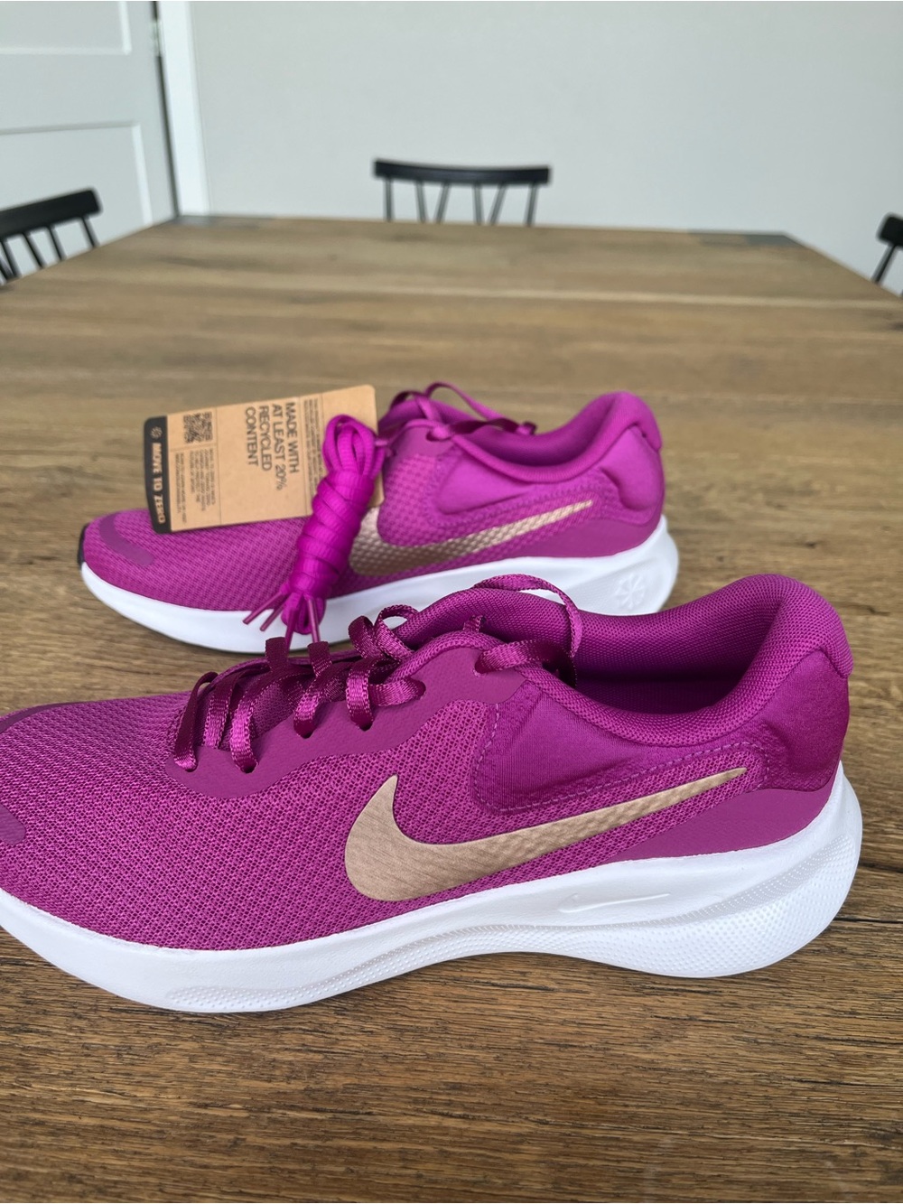 Size 8.5 Women’s Nike Revolution 7 Hot Fuchsia Red Bronze Running Shoes - Picture 2 of 7